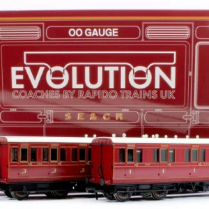 RAPIDO TRAINS UK 978001 48' SECR ‘EVOLUTION’ BOGIE COACH NON-CORRIDOR CARRIAGE NO.973, NO.881 & NO.1010 3-PACK
